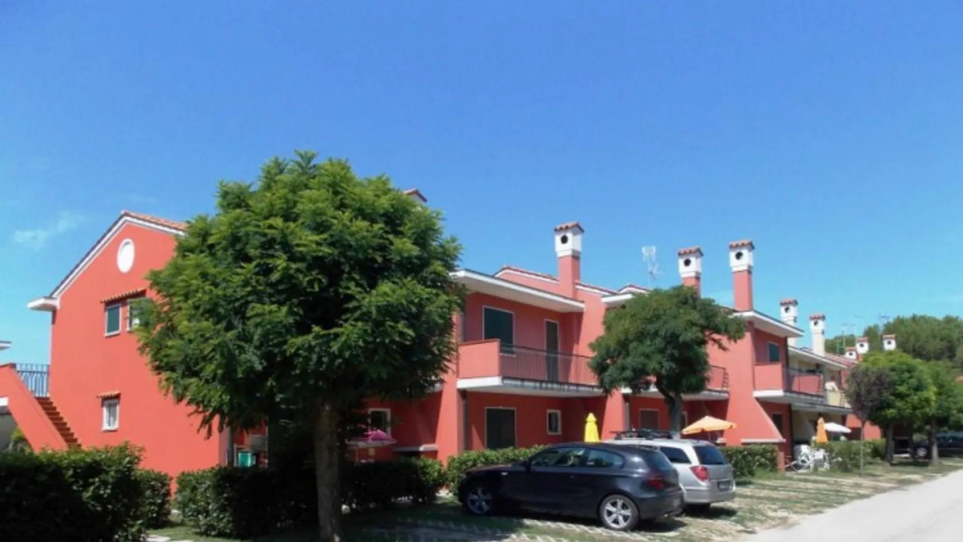 Relaxing Setreat With Pool Close To The Beach In Bibione Apartament
