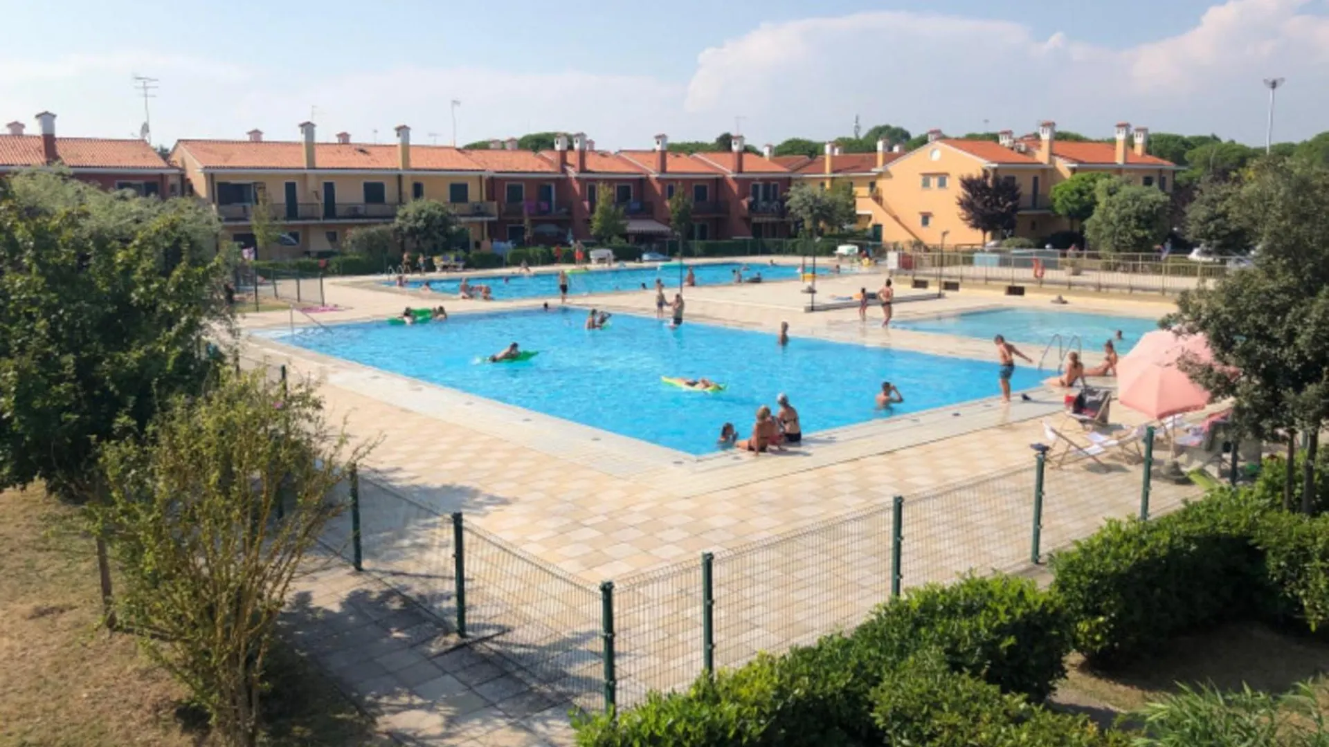 Relaxing Setreat With Pool Close To The Beach In Bibione Apartament